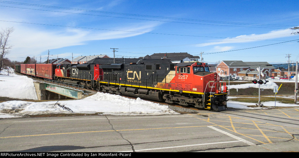 ES44DC 2257 leads CN 402